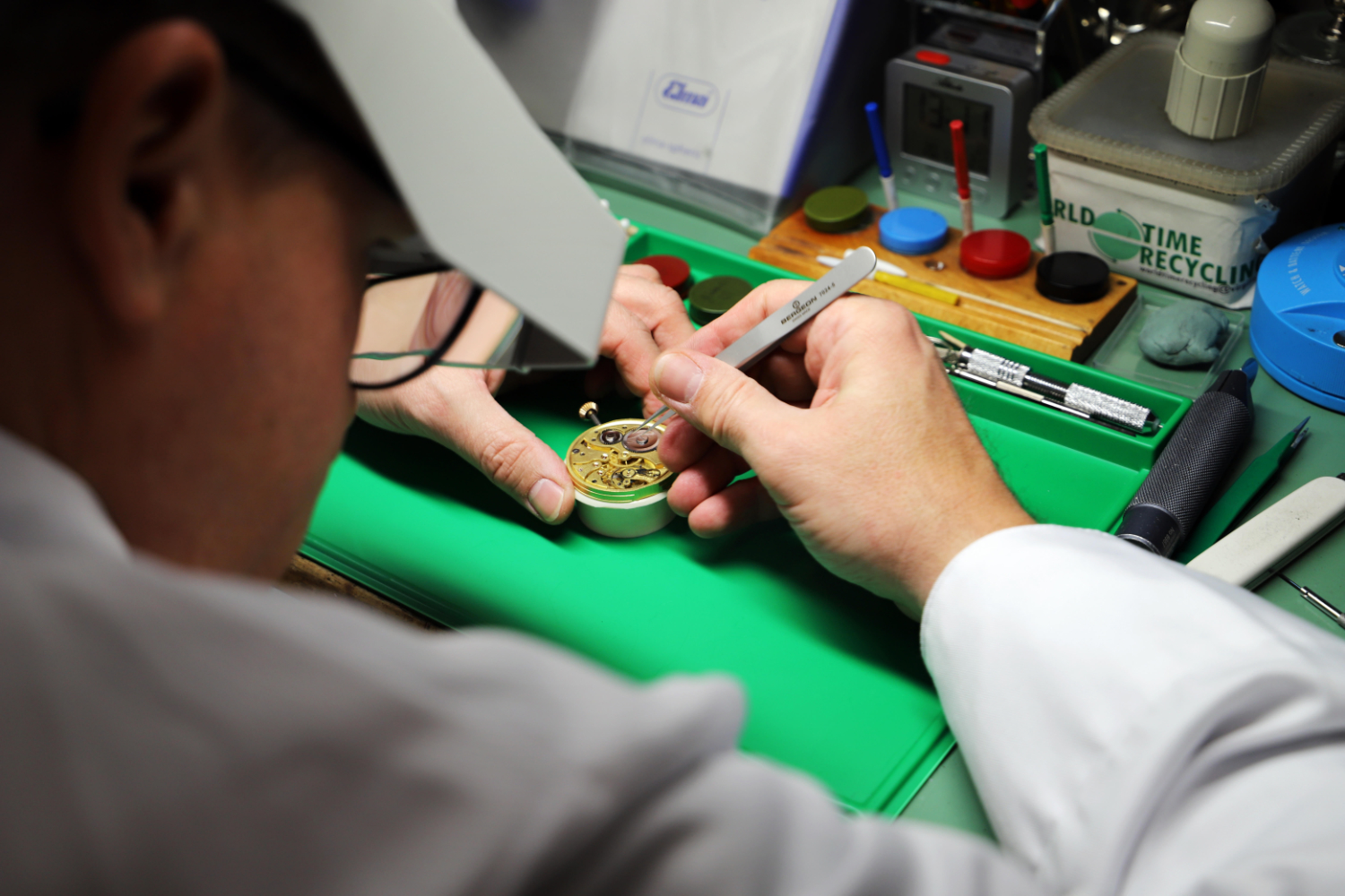 Uhrmacher bei der Arbeit